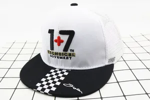 Dettaglio del ricamo 3D e della rete traspirante su un cappellino da baseball bianco e nero