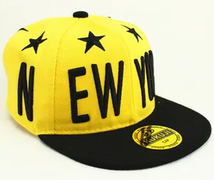 Gorra de béisbol bicolor amarilla y negra con bordado NEW YORK y detalle de estrella