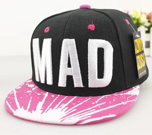 Detalle del bordado MAD en gorra snapback negra y rosa con diseño de graffiti