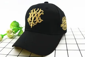 Dettaglio del ricamo lupo dorato e stemma laterale su cappellino in rete nero
