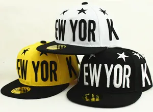Detalle de gorras snapback New York con bordado de estrellas en varios colores