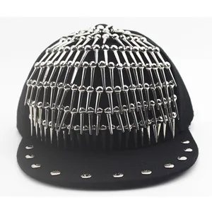 Casquette de baseball noire à bord plat avec rivets punk argentés et pointes hip-hop