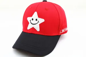 Détail de la casquette en coton avec broderie étoile sourire et contraste rouge noir