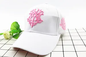 Dettaglio del ricamo 3D rosa su cappellino da baseball bianco per bambini e genitori