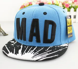 Detalle de gorra snapback azul con bordado MAD y visera con salpicaduras negras