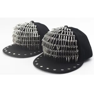 Casquette de baseball hip hop à visière plate avec pointes en métal argenté et rivets punk