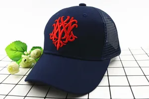 Dettaglio del cappellino navy con rete e ricamo rosso 3D su sfondo a quadretti decorato