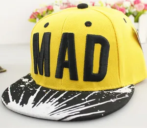 Detalle del bordado MAD 3D en gorra snapback amarilla con visera de salpicaduras de arte