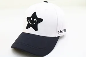 Détail de casquette enfant avec broderie étoile souriante et texte latéral C.M.SLB