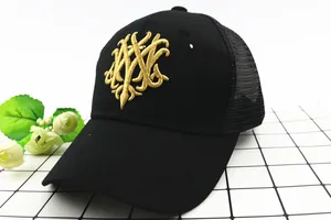 Dettaglio cappellino baseball bimbo con ricamo dorato e rete nera traspirante sul retro