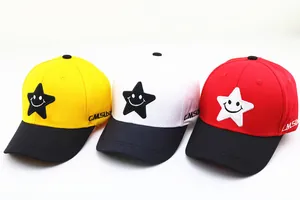 Détail de la broderie étoile et smiley sur les casquettes de baseball en coton enfant