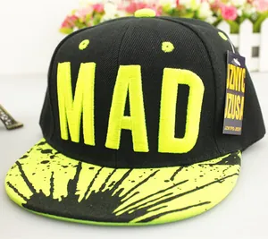 Detalle del bordado MAD y del patrón de salpicaduras verdes en la gorra infantil