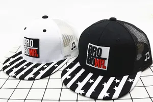 Dettaglio cappelli trucker per bambini con visiera a stelle e ricamo quadrato nero