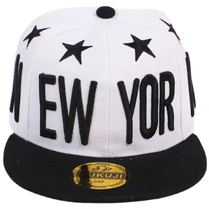 Gorra snapback infantil en blanco y negro con bordado NEW YORK y estrellas