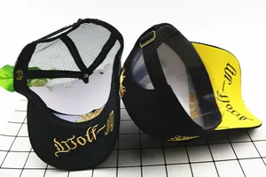 Dettaglio cappellino baseball bambini con ricamo Wolf-M e fibbia in metallo regolabile
