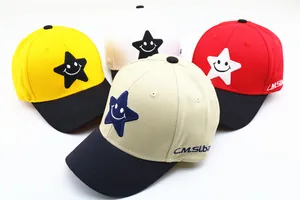 Détail de casquettes de baseball enfant avec broderie étoile sourire multicolore
