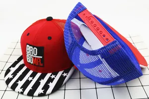Dettaglio di cappello trucker bimbo con rete posteriore e chiusura snapback regolabile