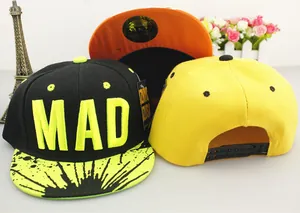 Detalle de gorras snapback bordadas MAD con correas ajustables y viseras de estilo plano