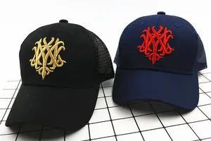 Dettaglio del ricamo 3D su cappelli trucker in rete con motivi a fiamma e aquila