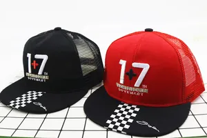 Dettaglio del cappello trucker bimbo con ricamo e rete posteriore traspirante