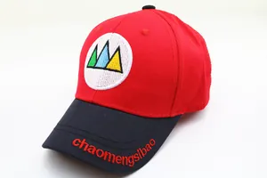 Détail d'une casquette de baseball rouge et noire avec broderie montagne et lettrage