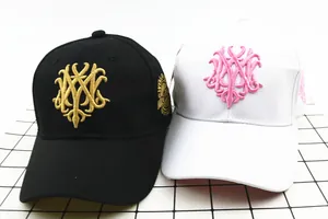 Dettaglio ravvicinato del ricamo monogramma 3D su berretti da baseball in rete