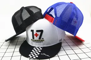 Dettagli di cappelli baseball in rete con ricamo, visiera a scacchi e chiusura snapback
