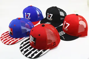 Dettaglio di cappelli trucker in rete con lettere ricamate e varie visiere decorate
