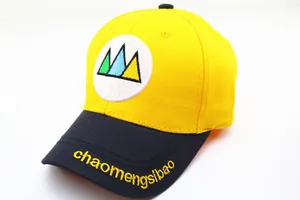 Détail de casquette enfant avec couronne jaune, visière noire et écusson de montagne