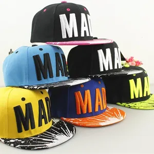 Gorras snapback infantiles con bordado MAD y visera salpicada de colores variados