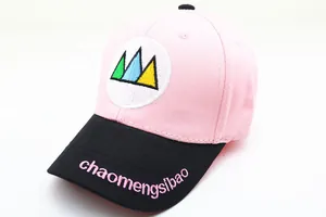 Détail de la casquette de baseball en coton rose et noir avec broderie montagne