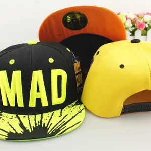 Gorra snapback MAD bordada para niños con visera plana en varios colores modernos