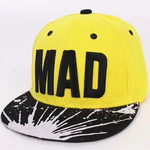 Gorra MAD para niños amarilla y negra con visera plana y detalles de manchas de pintura