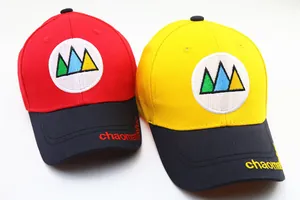 Détail de casquettes de baseball bicolores en coton avec broderies et texte sur le bord