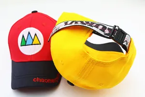 Détail de casquettes de baseball ajustables avec bord brodé et boucle de sangle tissée
