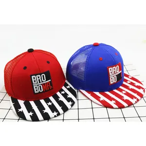 Cappellini baseball bimbo in mesh con stelle e ricami in rosso e blu per l'estate