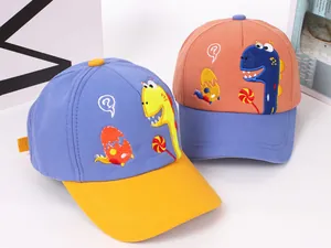 Détail de casquettes de baseball en coton pour enfants avec broderie dinosaure
