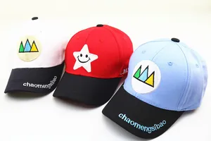Détail des casquettes de baseball en coton avec broderie de montagne et sourire étoilé
