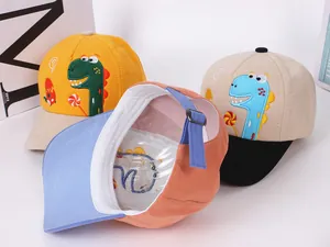 Détail de dinosaures brodés sur des casquettes de baseball en coton pour enfants avec boucles
