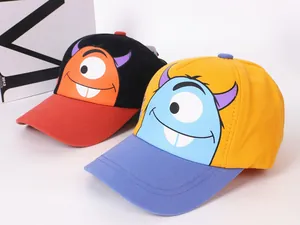 Détail de deux casquettes de baseball pour enfants en sergé de coton avec motif monstre