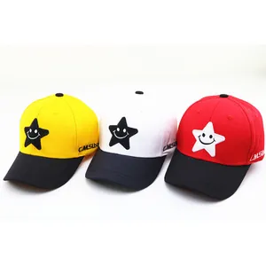 Casquettes de baseball enfant avec broderie étoile et sourire en jaune, blanc et rouge