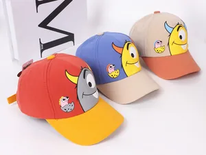 Vue détaillée de casquettes de baseball enfant avec monstres en couleurs contrastées