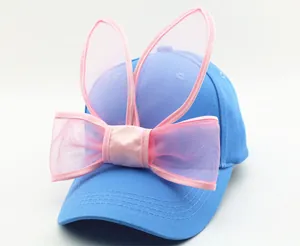 Détail de la casquette baseball bleue pour enfant avec oreilles de lapin en résille