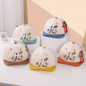 Detalle de gorras de béisbol infantiles multicolores con malla y lindo bordado de H