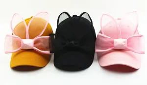 Vue détaillée des casquettes enfant en coton avec grands nœuds en mesh et oreilles de lapin