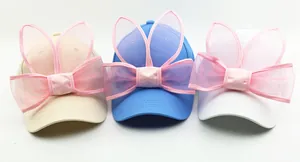 Détail de casquettes de baseball pour enfants avec oreilles de lapin en résille et gros nœuds
