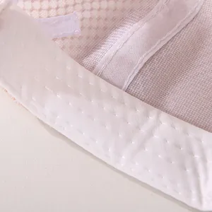 Detalle macro de tela de malla rosa transpirable con costuras reforzadas de cuatro líneas