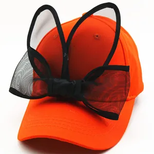 Casquette orange pour enfants avec grand nœud en maille noire et oreilles de lapin