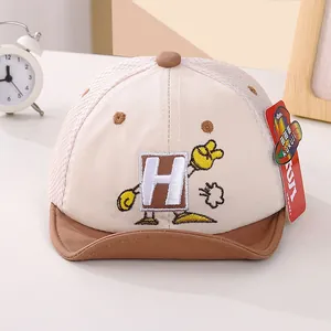Primer plano de gorra de béisbol para bebé con malla y bordado 3D de letra H animada