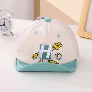 Detalle de gorra de malla para bebé con bordado de letra H y tejido transpirable